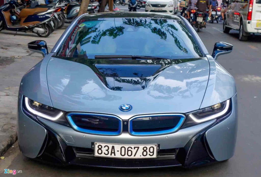 Đây là chiếc  siêu xe BMW i8 màu xám bạc duy nhất tại Việt Nam, thuộc sở hữu của thiếu gia vé số tại Sóc Trăng. Theo chủ nhân chiếc xe, giá trị mua mới khoảng trên 7 tỷ đồng chưa tính phí trước bạ để ra biển số.